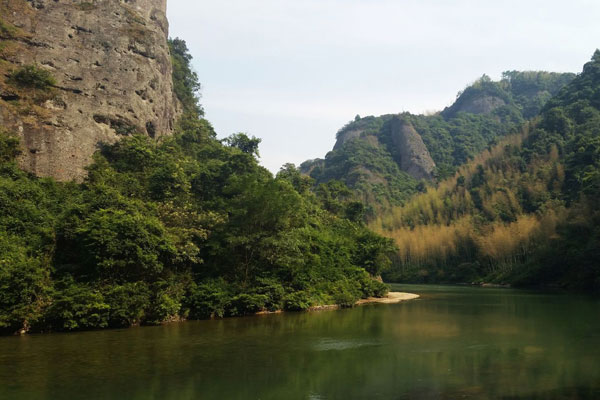 自金陵溯流过白璧山玩月达天门寄句容王主簿