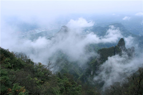 自金陵溯流过白璧山玩月达天门寄句容王主簿